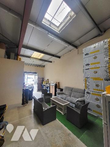 Ensemble d'Entrepôts logistiques et Bureaux parfait état d'environ 900 m² dans une zone d'activités