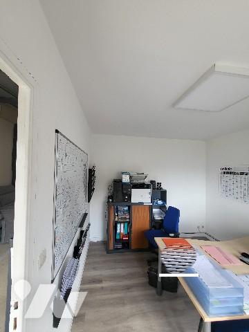 Ensemble d'Entrepôts logistiques et Bureaux parfait état d'environ 900 m² dans une zone d'activités