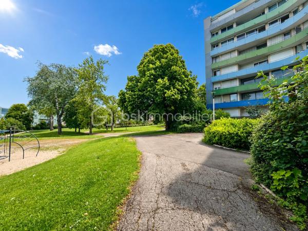 Situé à Quetigny, à proximité de la place centrale (commerces et tramway) 
Appartement type 2 de 54m² en rez-de-chaussée surélevé comprenant : entrée avec dégagement, cellier, une cuisine indépendante, grand séjour avec accès balcon, une chambre, salle de bains avec wc. Cave en sous-sol. 
Chauffage, eau chaude et eau froide inclus dans les charges de copropriété, taxe foncière 950 euros. 
L'appartement est à rafraîchir dans sa globalité mais dispose d'une base saine : huisseries double vitrage, volets roulants en pvc, tableau électrique aux normes.
Idéal premier achat ou investissement locatif.