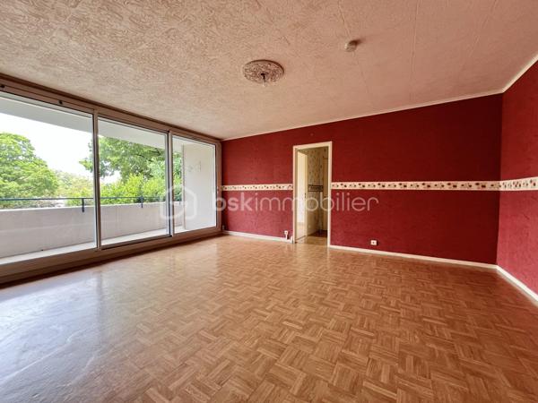 Situé à Quetigny, à proximité de la place centrale (commerces et tramway) 
Appartement type 2 de 54m² en rez-de-chaussée surélevé comprenant : entrée avec dégagement, cellier, une cuisine indépendante, grand séjour avec accès balcon, une chambre, salle de bains avec wc. Cave en sous-sol. 
Chauffage, eau chaude et eau froide inclus dans les charges de copropriété, taxe foncière 950 euros. 
L'appartement est à rafraîchir dans sa globalité mais dispose d'une base saine : huisseries double vitrage, volets roulants en pvc, tableau électrique aux normes.
Idéal premier achat ou investissement locatif.