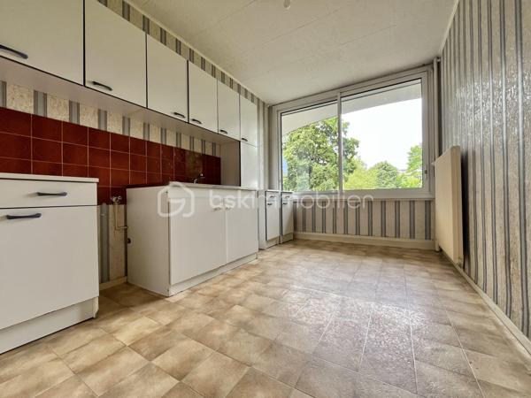 Situé à Quetigny, à proximité de la place centrale (commerces et tramway) 
Appartement type 2 de 54m² en rez-de-chaussée surélevé comprenant : entrée avec dégagement, cellier, une cuisine indépendante, grand séjour avec accès balcon, une chambre, salle de bains avec wc. Cave en sous-sol. 
Chauffage, eau chaude et eau froide inclus dans les charges de copropriété, taxe foncière 950 euros. 
L'appartement est à rafraîchir dans sa globalité mais dispose d'une base saine : huisseries double vitrage, volets roulants en pvc, tableau électrique aux normes.
Idéal premier achat ou investissement locatif.