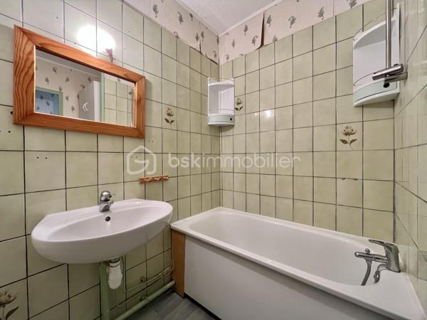 Situé à Quetigny, à proximité de la place centrale (commerces et tramway) 
Appartement type 2 de 54m² en rez-de-chaussée surélevé comprenant : entrée avec dégagement, cellier, une cuisine indépendante, grand séjour avec accès balcon, une chambre, salle de bains avec wc. Cave en sous-sol. 
Chauffage, eau chaude et eau froide inclus dans les charges de copropriété, taxe foncière 950 euros. 
L'appartement est à rafraîchir dans sa globalité mais dispose d'une base saine : huisseries double vitrage, volets roulants en pvc, tableau électrique aux normes.
Idéal premier achat ou investissement locatif.