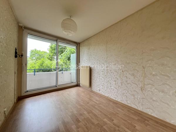 Situé à Quetigny, à proximité de la place centrale (commerces et tramway) 
Appartement type 2 de 54m² en rez-de-chaussée surélevé comprenant : entrée avec dégagement, cellier, une cuisine indépendante, grand séjour avec accès balcon, une chambre, salle de bains avec wc. Cave en sous-sol. 
Chauffage, eau chaude et eau froide inclus dans les charges de copropriété, taxe foncière 950 euros. 
L'appartement est à rafraîchir dans sa globalité mais dispose d'une base saine : huisseries double vitrage, volets roulants en pvc, tableau électrique aux normes.
Idéal premier achat ou investissement locatif.