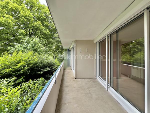 Situé à Quetigny, à proximité de la place centrale (commerces et tramway) 
Appartement type 2 de 54m² en rez-de-chaussée surélevé comprenant : entrée avec dégagement, cellier, une cuisine indépendante, grand séjour avec accès balcon, une chambre, salle de bains avec wc. Cave en sous-sol. 
Chauffage, eau chaude et eau froide inclus dans les charges de copropriété, taxe foncière 950 euros. 
L'appartement est à rafraîchir dans sa globalité mais dispose d'une base saine : huisseries double vitrage, volets roulants en pvc, tableau électrique aux normes.
Idéal premier achat ou investissement locatif.