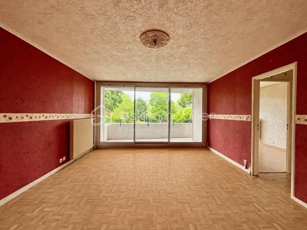 Situé à Quetigny, à proximité de la place centrale (commerces et tramway) 
Appartement type 2 de 54m² en rez-de-chaussée surélevé comprenant : entrée avec dégagement, cellier, une cuisine indépendante, grand séjour avec accès balcon, une chambre, salle de bains avec wc. Cave en sous-sol. 
Chauffage, eau chaude et eau froide inclus dans les charges de copropriété, taxe foncière 950 euros. 
L'appartement est à rafraîchir dans sa globalité mais dispose d'une base saine : huisseries double vitrage, volets roulants en pvc, tableau électrique aux normes.
Idéal premier achat ou investissement locatif.
