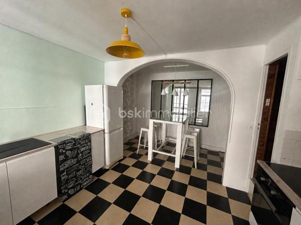 Découvrez cette agréable maison de ville offrant de beaux volumes et un fort potentiel, idéale pour une famille ou un projet d'investissement. 
Au rez-de-chaussée, vous serez accueilli par une véranda lumineuse desservant une cuisine conviviale ainsi qu'une salle à manger chaleureuse. 
Le premier étage se compose d'un salon confortable, d'une chambre ainsi que d'une salle de bains avec toilettes. 
Au deuxième étage, l'espace nuit propose deux chambres supplémentaires et un cabinet de toilettes. 
A l'extérieur, vous profiterez d'une première cour menant à une dépendance d'environ 19 m². Un jardin dessert deux garages dont l'un est actuellement loué, offrant ainsi un revenu locatif complémentaire. Les garages bénéficient d'un accès sur une autre rue, un véritable atout en termes de praticité. 
Cette maison pleine de charme saura séduire les acquéreurs à la recherche d'un bien fonctionnel avec des possibilités d'aménagement.