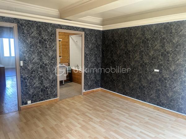 Découvrez cette agréable maison de ville offrant de beaux volumes et un fort potentiel, idéale pour une famille ou un projet d'investissement. 
Au rez-de-chaussée, vous serez accueilli par une véranda lumineuse desservant une cuisine conviviale ainsi qu'une salle à manger chaleureuse. 
Le premier étage se compose d'un salon confortable, d'une chambre ainsi que d'une salle de bains avec toilettes. 
Au deuxième étage, l'espace nuit propose deux chambres supplémentaires et un cabinet de toilettes. 
A l'extérieur, vous profiterez d'une première cour menant à une dépendance d'environ 19 m². Un jardin dessert deux garages dont l'un est actuellement loué, offrant ainsi un revenu locatif complémentaire. Les garages bénéficient d'un accès sur une autre rue, un véritable atout en termes de praticité. 
Cette maison pleine de charme saura séduire les acquéreurs à la recherche d'un bien fonctionnel avec des possibilités d'aménagement.