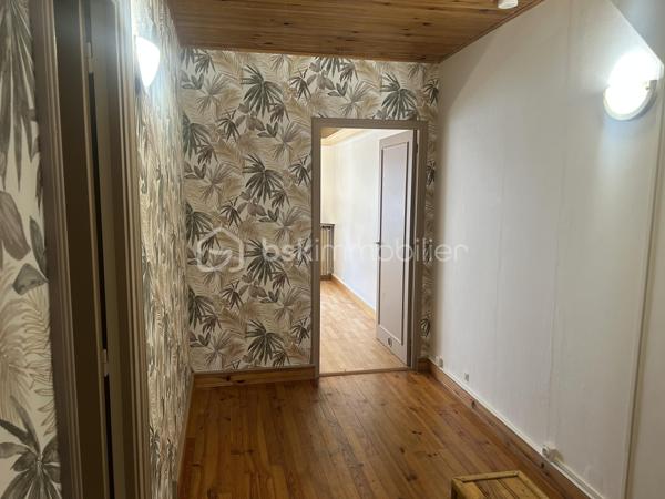 Découvrez cette agréable maison de ville offrant de beaux volumes et un fort potentiel, idéale pour une famille ou un projet d'investissement. 
Au rez-de-chaussée, vous serez accueilli par une véranda lumineuse desservant une cuisine conviviale ainsi qu'une salle à manger chaleureuse. 
Le premier étage se compose d'un salon confortable, d'une chambre ainsi que d'une salle de bains avec toilettes. 
Au deuxième étage, l'espace nuit propose deux chambres supplémentaires et un cabinet de toilettes. 
A l'extérieur, vous profiterez d'une première cour menant à une dépendance d'environ 19 m². Un jardin dessert deux garages dont l'un est actuellement loué, offrant ainsi un revenu locatif complémentaire. Les garages bénéficient d'un accès sur une autre rue, un véritable atout en termes de praticité. 
Cette maison pleine de charme saura séduire les acquéreurs à la recherche d'un bien fonctionnel avec des possibilités d'aménagement.