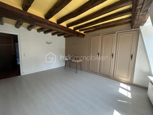 Découvrez cette agréable maison de ville offrant de beaux volumes et un fort potentiel, idéale pour une famille ou un projet d'investissement. 
Au rez-de-chaussée, vous serez accueilli par une véranda lumineuse desservant une cuisine conviviale ainsi qu'une salle à manger chaleureuse. 
Le premier étage se compose d'un salon confortable, d'une chambre ainsi que d'une salle de bains avec toilettes. 
Au deuxième étage, l'espace nuit propose deux chambres supplémentaires et un cabinet de toilettes. 
A l'extérieur, vous profiterez d'une première cour menant à une dépendance d'environ 19 m². Un jardin dessert deux garages dont l'un est actuellement loué, offrant ainsi un revenu locatif complémentaire. Les garages bénéficient d'un accès sur une autre rue, un véritable atout en termes de praticité. 
Cette maison pleine de charme saura séduire les acquéreurs à la recherche d'un bien fonctionnel avec des possibilités d'aménagement.