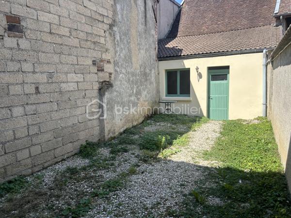 Découvrez cette agréable maison de ville offrant de beaux volumes et un fort potentiel, idéale pour une famille ou un projet d'investissement. 
Au rez-de-chaussée, vous serez accueilli par une véranda lumineuse desservant une cuisine conviviale ainsi qu'une salle à manger chaleureuse. 
Le premier étage se compose d'un salon confortable, d'une chambre ainsi que d'une salle de bains avec toilettes. 
Au deuxième étage, l'espace nuit propose deux chambres supplémentaires et un cabinet de toilettes. 
A l'extérieur, vous profiterez d'une première cour menant à une dépendance d'environ 19 m². Un jardin dessert deux garages dont l'un est actuellement loué, offrant ainsi un revenu locatif complémentaire. Les garages bénéficient d'un accès sur une autre rue, un véritable atout en termes de praticité. 
Cette maison pleine de charme saura séduire les acquéreurs à la recherche d'un bien fonctionnel avec des possibilités d'aménagement.