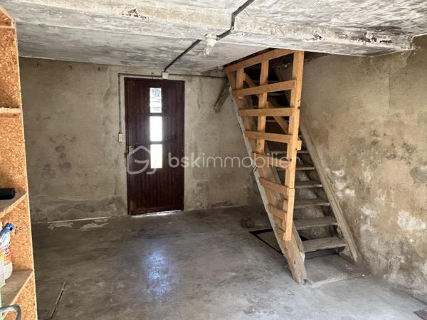 Découvrez cette agréable maison de ville offrant de beaux volumes et un fort potentiel, idéale pour une famille ou un projet d'investissement. 
Au rez-de-chaussée, vous serez accueilli par une véranda lumineuse desservant une cuisine conviviale ainsi qu'une salle à manger chaleureuse. 
Le premier étage se compose d'un salon confortable, d'une chambre ainsi que d'une salle de bains avec toilettes. 
Au deuxième étage, l'espace nuit propose deux chambres supplémentaires et un cabinet de toilettes. 
A l'extérieur, vous profiterez d'une première cour menant à une dépendance d'environ 19 m². Un jardin dessert deux garages dont l'un est actuellement loué, offrant ainsi un revenu locatif complémentaire. Les garages bénéficient d'un accès sur une autre rue, un véritable atout en termes de praticité. 
Cette maison pleine de charme saura séduire les acquéreurs à la recherche d'un bien fonctionnel avec des possibilités d'aménagement.