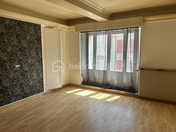 Découvrez cette agréable maison de ville offrant de beaux volumes et un fort potentiel, idéale pour une famille ou un projet d'investissement. 
Au rez-de-chaussée, vous serez accueilli par une véranda lumineuse desservant une cuisine conviviale ainsi qu'une salle à manger chaleureuse. 
Le premier étage se compose d'un salon confortable, d'une chambre ainsi que d'une salle de bains avec toilettes. 
Au deuxième étage, l'espace nuit propose deux chambres supplémentaires et un cabinet de toilettes. 
A l'extérieur, vous profiterez d'une première cour menant à une dépendance d'environ 19 m². Un jardin dessert deux garages dont l'un est actuellement loué, offrant ainsi un revenu locatif complémentaire. Les garages bénéficient d'un accès sur une autre rue, un véritable atout en termes de praticité. 
Cette maison pleine de charme saura séduire les acquéreurs à la recherche d'un bien fonctionnel avec des possibilités d'aménagement.