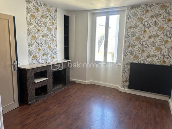 Découvrez cette agréable maison de ville offrant de beaux volumes et un fort potentiel, idéale pour une famille ou un projet d'investissement. 
Au rez-de-chaussée, vous serez accueilli par une véranda lumineuse desservant une cuisine conviviale ainsi qu'une salle à manger chaleureuse. 
Le premier étage se compose d'un salon confortable, d'une chambre ainsi que d'une salle de bains avec toilettes. 
Au deuxième étage, l'espace nuit propose deux chambres supplémentaires et un cabinet de toilettes. 
A l'extérieur, vous profiterez d'une première cour menant à une dépendance d'environ 19 m². Un jardin dessert deux garages dont l'un est actuellement loué, offrant ainsi un revenu locatif complémentaire. Les garages bénéficient d'un accès sur une autre rue, un véritable atout en termes de praticité. 
Cette maison pleine de charme saura séduire les acquéreurs à la recherche d'un bien fonctionnel avec des possibilités d'aménagement.