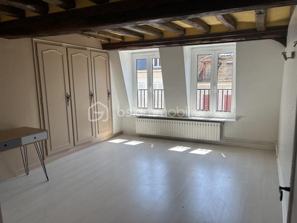 Découvrez cette agréable maison de ville offrant de beaux volumes et un fort potentiel, idéale pour une famille ou un projet d'investissement. 
Au rez-de-chaussée, vous serez accueilli par une véranda lumineuse desservant une cuisine conviviale ainsi qu'une salle à manger chaleureuse. 
Le premier étage se compose d'un salon confortable, d'une chambre ainsi que d'une salle de bains avec toilettes. 
Au deuxième étage, l'espace nuit propose deux chambres supplémentaires et un cabinet de toilettes. 
A l'extérieur, vous profiterez d'une première cour menant à une dépendance d'environ 19 m². Un jardin dessert deux garages dont l'un est actuellement loué, offrant ainsi un revenu locatif complémentaire. Les garages bénéficient d'un accès sur une autre rue, un véritable atout en termes de praticité. 
Cette maison pleine de charme saura séduire les acquéreurs à la recherche d'un bien fonctionnel avec des possibilités d'aménagement.