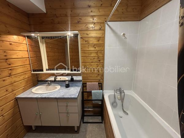Découvrez cette agréable maison de ville offrant de beaux volumes et un fort potentiel, idéale pour une famille ou un projet d'investissement. 
Au rez-de-chaussée, vous serez accueilli par une véranda lumineuse desservant une cuisine conviviale ainsi qu'une salle à manger chaleureuse. 
Le premier étage se compose d'un salon confortable, d'une chambre ainsi que d'une salle de bains avec toilettes. 
Au deuxième étage, l'espace nuit propose deux chambres supplémentaires et un cabinet de toilettes. 
A l'extérieur, vous profiterez d'une première cour menant à une dépendance d'environ 19 m². Un jardin dessert deux garages dont l'un est actuellement loué, offrant ainsi un revenu locatif complémentaire. Les garages bénéficient d'un accès sur une autre rue, un véritable atout en termes de praticité. 
Cette maison pleine de charme saura séduire les acquéreurs à la recherche d'un bien fonctionnel avec des possibilités d'aménagement.