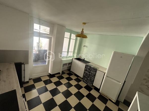 Découvrez cette agréable maison de ville offrant de beaux volumes et un fort potentiel, idéale pour une famille ou un projet d'investissement. 
Au rez-de-chaussée, vous serez accueilli par une véranda lumineuse desservant une cuisine conviviale ainsi qu'une salle à manger chaleureuse. 
Le premier étage se compose d'un salon confortable, d'une chambre ainsi que d'une salle de bains avec toilettes. 
Au deuxième étage, l'espace nuit propose deux chambres supplémentaires et un cabinet de toilettes. 
A l'extérieur, vous profiterez d'une première cour menant à une dépendance d'environ 19 m². Un jardin dessert deux garages dont l'un est actuellement loué, offrant ainsi un revenu locatif complémentaire. Les garages bénéficient d'un accès sur une autre rue, un véritable atout en termes de praticité. 
Cette maison pleine de charme saura séduire les acquéreurs à la recherche d'un bien fonctionnel avec des possibilités d'aménagement.