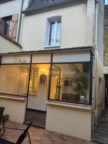 Découvrez cette agréable maison de ville offrant de beaux volumes et un fort potentiel, idéale pour une famille ou un projet d'investissement. 
Au rez-de-chaussée, vous serez accueilli par une véranda lumineuse desservant une cuisine conviviale ainsi qu'une salle à manger chaleureuse. 
Le premier étage se compose d'un salon confortable, d'une chambre ainsi que d'une salle de bains avec toilettes. 
Au deuxième étage, l'espace nuit propose deux chambres supplémentaires et un cabinet de toilettes. 
A l'extérieur, vous profiterez d'une première cour menant à une dépendance d'environ 19 m². Un jardin dessert deux garages dont l'un est actuellement loué, offrant ainsi un revenu locatif complémentaire. Les garages bénéficient d'un accès sur une autre rue, un véritable atout en termes de praticité. 
Cette maison pleine de charme saura séduire les acquéreurs à la recherche d'un bien fonctionnel avec des possibilités d'aménagement.