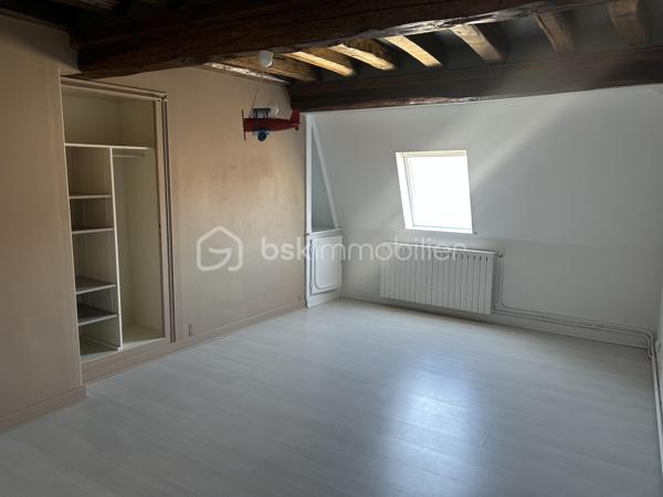 Découvrez cette agréable maison de ville offrant de beaux volumes et un fort potentiel, idéale pour une famille ou un projet d'investissement. 
Au rez-de-chaussée, vous serez accueilli par une véranda lumineuse desservant une cuisine conviviale ainsi qu'une salle à manger chaleureuse. 
Le premier étage se compose d'un salon confortable, d'une chambre ainsi que d'une salle de bains avec toilettes. 
Au deuxième étage, l'espace nuit propose deux chambres supplémentaires et un cabinet de toilettes. 
A l'extérieur, vous profiterez d'une première cour menant à une dépendance d'environ 19 m². Un jardin dessert deux garages dont l'un est actuellement loué, offrant ainsi un revenu locatif complémentaire. Les garages bénéficient d'un accès sur une autre rue, un véritable atout en termes de praticité. 
Cette maison pleine de charme saura séduire les acquéreurs à la recherche d'un bien fonctionnel avec des possibilités d'aménagement.