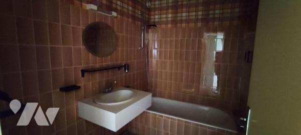 Centre Ville, appartement de 45m², en RDC , comprenant : Entrée desservant pièce de vie avec co...