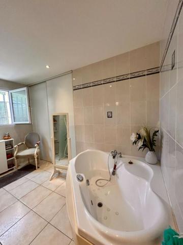 A vendre, superbe maison de plain-pied 181m² à MENSIGNAC 24350