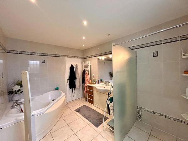 A vendre, superbe maison de plain-pied 181m² à MENSIGNAC 24350