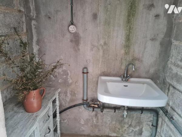 À Vendre à La Chèze Ancien commerce situé en plein bourg de la chèze 