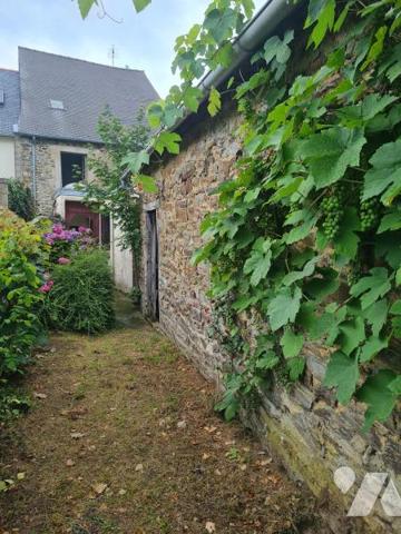 À Vendre à La Chèze Ancien commerce situé en plein bourg de la chèze 