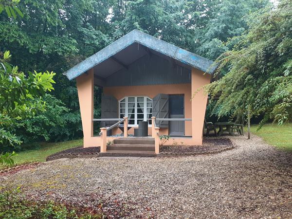 Le Rêve d'Évasion : Votre Cabane Rénovée au Coeur de la Forêt, à un Saut de Puce de Chaumont
