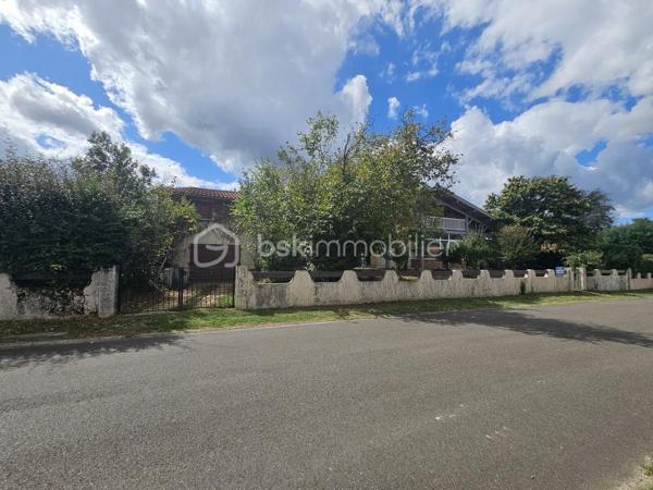 Située au cœur de Saint-Pierre-du-Mont, à proximité des commerces et commodités, cette authentique maison landaise à rénover, fermée depuis plusieurs années, offre de nombreuses possibilités d’aménagement.
La maison principale propose actuellement environ 84 m² au rez-de-chaussée, comprenant :
    une entrée ;
    une véranda d’environ 13 m² ;
    2 chambres ;
    un bureau ;
    une pièce de vie ;
    une cuisine ;
    une salle de bains avec douche.
Combles aménageables
Le 1er étage est constitué de combles à aménager, offrant un beau potentiel pour créer au moins 3 chambres supplémentaires ainsi que, selon le projet, une douche ou une seconde salle d’eau.
Sous-sol et garage
La propriété dispose également d’un sous-sol d’environ 27 m², pouvant être aménagé selon les besoins : chambre, atelier, bureau, espace de stockage ou autre.
Un garage d’environ 24 m² complète la maison.
Studio de 20 m²
Un studio d’environ 20 m² vient également compléter l’ensemble. Il pourra être utilisé comme logement indépendant, espace pour recevoir, bureau ou dans le cadre d’un éventuel projet locatif, sous réserve des travaux et autorisations nécessaires.
Extérieur
Le bien bénéficie d’un jardin clos de 605 m², agrémenté de plusieurs arbres fruitiers et d’agrément, notamment un figuier, un châtaignier et un noisetier. et d'une véranda