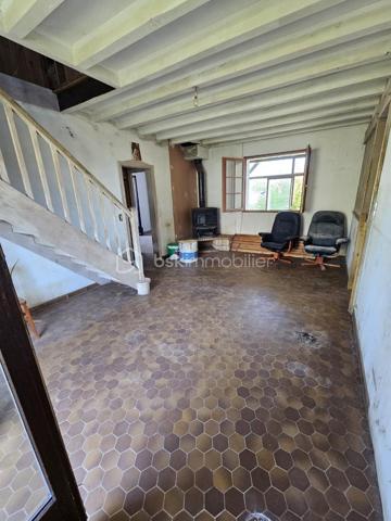 Située au cœur de Saint-Pierre-du-Mont, à proximité des commerces et commodités, cette authentique maison landaise à rénover, fermée depuis plusieurs années, offre de nombreuses possibilités d’aménagement.
La maison principale propose actuellement environ 84 m² au rez-de-chaussée, comprenant :
    une entrée ;
    une véranda d’environ 13 m² ;
    2 chambres ;
    un bureau ;
    une pièce de vie ;
    une cuisine ;
    une salle de bains avec douche.
Combles aménageables
Le 1er étage est constitué de combles à aménager, offrant un beau potentiel pour créer au moins 3 chambres supplémentaires ainsi que, selon le projet, une douche ou une seconde salle d’eau.
Sous-sol et garage
La propriété dispose également d’un sous-sol d’environ 27 m², pouvant être aménagé selon les besoins : chambre, atelier, bureau, espace de stockage ou autre.
Un garage d’environ 24 m² complète la maison.
Studio de 20 m²
Un studio d’environ 20 m² vient également compléter l’ensemble. Il pourra être utilisé comme logement indépendant, espace pour recevoir, bureau ou dans le cadre d’un éventuel projet locatif, sous réserve des travaux et autorisations nécessaires.
Extérieur
Le bien bénéficie d’un jardin clos de 605 m², agrémenté de plusieurs arbres fruitiers et d’agrément, notamment un figuier, un châtaignier et un noisetier. et d'une véranda