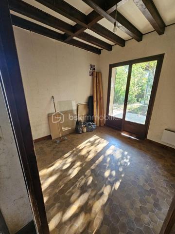 Située au cœur de Saint-Pierre-du-Mont, à proximité des commerces et commodités, cette authentique maison landaise à rénover, fermée depuis plusieurs années, offre de nombreuses possibilités d’aménagement.
La maison principale propose actuellement environ 84 m² au rez-de-chaussée, comprenant :
    une entrée ;
    une véranda d’environ 13 m² ;
    2 chambres ;
    un bureau ;
    une pièce de vie ;
    une cuisine ;
    une salle de bains avec douche.
Combles aménageables
Le 1er étage est constitué de combles à aménager, offrant un beau potentiel pour créer au moins 3 chambres supplémentaires ainsi que, selon le projet, une douche ou une seconde salle d’eau.
Sous-sol et garage
La propriété dispose également d’un sous-sol d’environ 27 m², pouvant être aménagé selon les besoins : chambre, atelier, bureau, espace de stockage ou autre.
Un garage d’environ 24 m² complète la maison.
Studio de 20 m²
Un studio d’environ 20 m² vient également compléter l’ensemble. Il pourra être utilisé comme logement indépendant, espace pour recevoir, bureau ou dans le cadre d’un éventuel projet locatif, sous réserve des travaux et autorisations nécessaires.
Extérieur
Le bien bénéficie d’un jardin clos de 605 m², agrémenté de plusieurs arbres fruitiers et d’agrément, notamment un figuier, un châtaignier et un noisetier. et d'une véranda