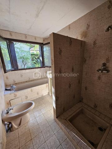 Située au cœur de Saint-Pierre-du-Mont, à proximité des commerces et commodités, cette authentique maison landaise à rénover, fermée depuis plusieurs années, offre de nombreuses possibilités d’aménagement.
La maison principale propose actuellement environ 84 m² au rez-de-chaussée, comprenant :
    une entrée ;
    une véranda d’environ 13 m² ;
    2 chambres ;
    un bureau ;
    une pièce de vie ;
    une cuisine ;
    une salle de bains avec douche.
Combles aménageables
Le 1er étage est constitué de combles à aménager, offrant un beau potentiel pour créer au moins 3 chambres supplémentaires ainsi que, selon le projet, une douche ou une seconde salle d’eau.
Sous-sol et garage
La propriété dispose également d’un sous-sol d’environ 27 m², pouvant être aménagé selon les besoins : chambre, atelier, bureau, espace de stockage ou autre.
Un garage d’environ 24 m² complète la maison.
Studio de 20 m²
Un studio d’environ 20 m² vient également compléter l’ensemble. Il pourra être utilisé comme logement indépendant, espace pour recevoir, bureau ou dans le cadre d’un éventuel projet locatif, sous réserve des travaux et autorisations nécessaires.
Extérieur
Le bien bénéficie d’un jardin clos de 605 m², agrémenté de plusieurs arbres fruitiers et d’agrément, notamment un figuier, un châtaignier et un noisetier. et d'une véranda