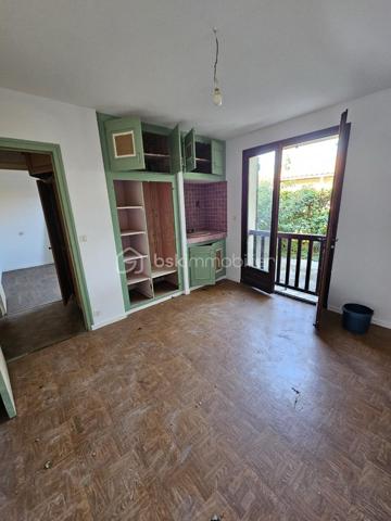 Située au cœur de Saint-Pierre-du-Mont, à proximité des commerces et commodités, cette authentique maison landaise à rénover, fermée depuis plusieurs années, offre de nombreuses possibilités d’aménagement.
La maison principale propose actuellement environ 84 m² au rez-de-chaussée, comprenant :
    une entrée ;
    une véranda d’environ 13 m² ;
    2 chambres ;
    un bureau ;
    une pièce de vie ;
    une cuisine ;
    une salle de bains avec douche.
Combles aménageables
Le 1er étage est constitué de combles à aménager, offrant un beau potentiel pour créer au moins 3 chambres supplémentaires ainsi que, selon le projet, une douche ou une seconde salle d’eau.
Sous-sol et garage
La propriété dispose également d’un sous-sol d’environ 27 m², pouvant être aménagé selon les besoins : chambre, atelier, bureau, espace de stockage ou autre.
Un garage d’environ 24 m² complète la maison.
Studio de 20 m²
Un studio d’environ 20 m² vient également compléter l’ensemble. Il pourra être utilisé comme logement indépendant, espace pour recevoir, bureau ou dans le cadre d’un éventuel projet locatif, sous réserve des travaux et autorisations nécessaires.
Extérieur
Le bien bénéficie d’un jardin clos de 605 m², agrémenté de plusieurs arbres fruitiers et d’agrément, notamment un figuier, un châtaignier et un noisetier. et d'une véranda