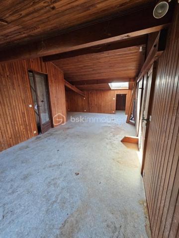 Située au cœur de Saint-Pierre-du-Mont, à proximité des commerces et commodités, cette authentique maison landaise à rénover, fermée depuis plusieurs années, offre de nombreuses possibilités d’aménagement.
La maison principale propose actuellement environ 84 m² au rez-de-chaussée, comprenant :
    une entrée ;
    une véranda d’environ 13 m² ;
    2 chambres ;
    un bureau ;
    une pièce de vie ;
    une cuisine ;
    une salle de bains avec douche.
Combles aménageables
Le 1er étage est constitué de combles à aménager, offrant un beau potentiel pour créer au moins 3 chambres supplémentaires ainsi que, selon le projet, une douche ou une seconde salle d’eau.
Sous-sol et garage
La propriété dispose également d’un sous-sol d’environ 27 m², pouvant être aménagé selon les besoins : chambre, atelier, bureau, espace de stockage ou autre.
Un garage d’environ 24 m² complète la maison.
Studio de 20 m²
Un studio d’environ 20 m² vient également compléter l’ensemble. Il pourra être utilisé comme logement indépendant, espace pour recevoir, bureau ou dans le cadre d’un éventuel projet locatif, sous réserve des travaux et autorisations nécessaires.
Extérieur
Le bien bénéficie d’un jardin clos de 605 m², agrémenté de plusieurs arbres fruitiers et d’agrément, notamment un figuier, un châtaignier et un noisetier. et d'une véranda