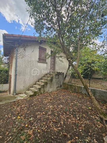 Située au cœur de Saint-Pierre-du-Mont, à proximité des commerces et commodités, cette authentique maison landaise à rénover, fermée depuis plusieurs années, offre de nombreuses possibilités d’aménagement.
La maison principale propose actuellement environ 84 m² au rez-de-chaussée, comprenant :
    une entrée ;
    une véranda d’environ 13 m² ;
    2 chambres ;
    un bureau ;
    une pièce de vie ;
    une cuisine ;
    une salle de bains avec douche.
Combles aménageables
Le 1er étage est constitué de combles à aménager, offrant un beau potentiel pour créer au moins 3 chambres supplémentaires ainsi que, selon le projet, une douche ou une seconde salle d’eau.
Sous-sol et garage
La propriété dispose également d’un sous-sol d’environ 27 m², pouvant être aménagé selon les besoins : chambre, atelier, bureau, espace de stockage ou autre.
Un garage d’environ 24 m² complète la maison.
Studio de 20 m²
Un studio d’environ 20 m² vient également compléter l’ensemble. Il pourra être utilisé comme logement indépendant, espace pour recevoir, bureau ou dans le cadre d’un éventuel projet locatif, sous réserve des travaux et autorisations nécessaires.
Extérieur
Le bien bénéficie d’un jardin clos de 605 m², agrémenté de plusieurs arbres fruitiers et d’agrément, notamment un figuier, un châtaignier et un noisetier. et d'une véranda