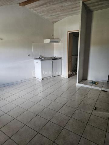 Située au cœur de Saint-Pierre-du-Mont, à proximité des commerces et commodités, cette authentique maison landaise à rénover, fermée depuis plusieurs années, offre de nombreuses possibilités d’aménagement.
La maison principale propose actuellement environ 84 m² au rez-de-chaussée, comprenant :
    une entrée ;
    une véranda d’environ 13 m² ;
    2 chambres ;
    un bureau ;
    une pièce de vie ;
    une cuisine ;
    une salle de bains avec douche.
Combles aménageables
Le 1er étage est constitué de combles à aménager, offrant un beau potentiel pour créer au moins 3 chambres supplémentaires ainsi que, selon le projet, une douche ou une seconde salle d’eau.
Sous-sol et garage
La propriété dispose également d’un sous-sol d’environ 27 m², pouvant être aménagé selon les besoins : chambre, atelier, bureau, espace de stockage ou autre.
Un garage d’environ 24 m² complète la maison.
Studio de 20 m²
Un studio d’environ 20 m² vient également compléter l’ensemble. Il pourra être utilisé comme logement indépendant, espace pour recevoir, bureau ou dans le cadre d’un éventuel projet locatif, sous réserve des travaux et autorisations nécessaires.
Extérieur
Le bien bénéficie d’un jardin clos de 605 m², agrémenté de plusieurs arbres fruitiers et d’agrément, notamment un figuier, un châtaignier et un noisetier. et d'une véranda