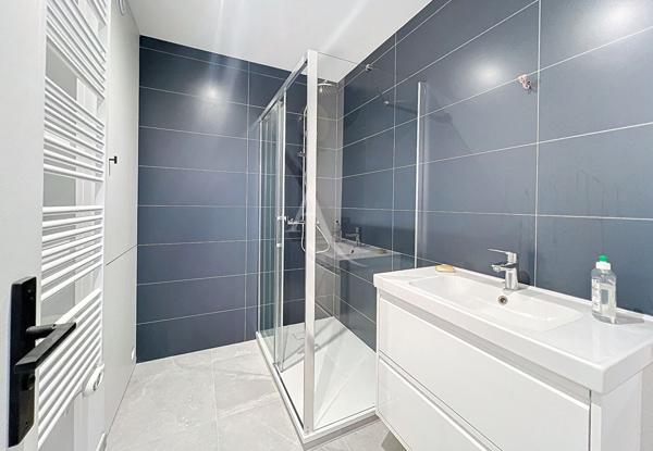 Suresnes - Appartement d'architecte- 95m² - Terrasse - Place de stationnement en sus - Prestations ***