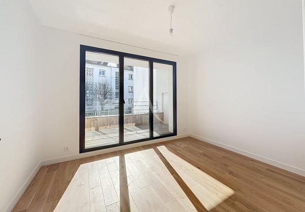 Suresnes - Appartement d'architecte- 95m² - Terrasse - Place de stationnement en sus - Prestations ***