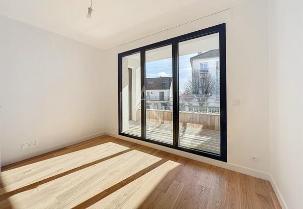 Suresnes - Appartement d'architecte- 95m² - Terrasse - Place de stationnement en sus - Prestations ***