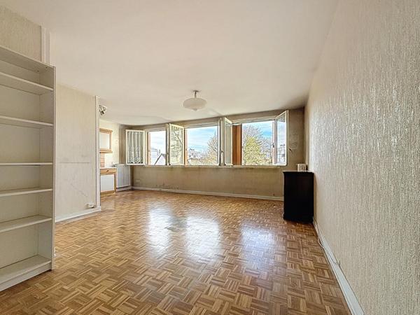 Très grand studio de 40 m² avec place  de parking Et cave à 2 minutes du métro Villejuif louis Aragon