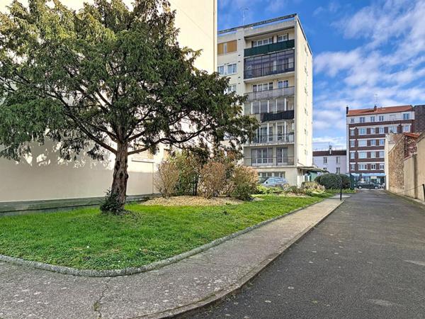 Très grand studio de 40 m² avec place  de parking Et cave à 2 minutes du métro Villejuif louis Aragon