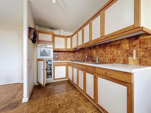Très grand studio de 40 m² avec place  de parking Et cave à 2 minutes du métro Villejuif louis Aragon