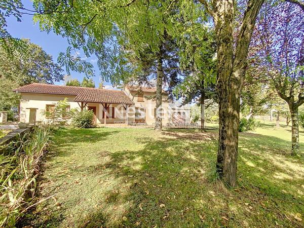 A vendre: Maison située à Auch, 5 pièces, 122 m2, sur un terrain de 8 840m2 avec garages et terrasses