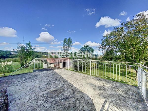 A vendre: Maison située à Auch, 5 pièces, 122 m2, sur un terrain de 8 840m2 avec garages et terrasses