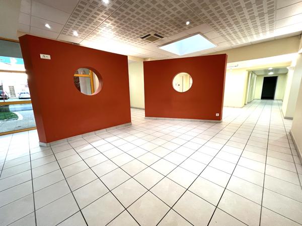 Villeneuve sur Lot, avenue de Fumel, sur axe sortant passant, avec des places de parking gratuites à proximité, local divisé en bureaux pour des professions de SANTE ou professions LIBERALES en très bon état composé actuellement d'une grande surface d'a , Villeneuve sur lot