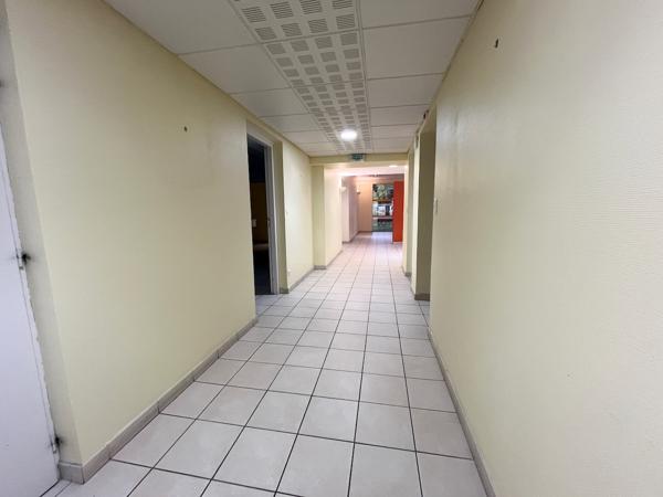 Villeneuve sur Lot, avenue de Fumel, sur axe sortant passant, avec des places de parking gratuites à proximité, local divisé en bureaux pour des professions de SANTE ou professions LIBERALES en très bon état composé actuellement d'une grande surface d'a , Villeneuve sur lot