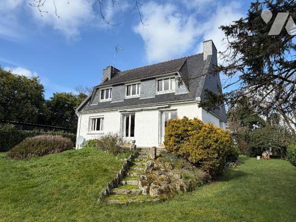 Sur les hauteurs, maison de bonne facture édifiée en 1975, très bien entretenue, offrant un cad...