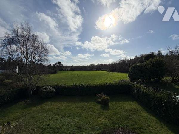 Sur les hauteurs, maison de bonne facture édifiée en 1975, très bien entretenue, offrant un cad...