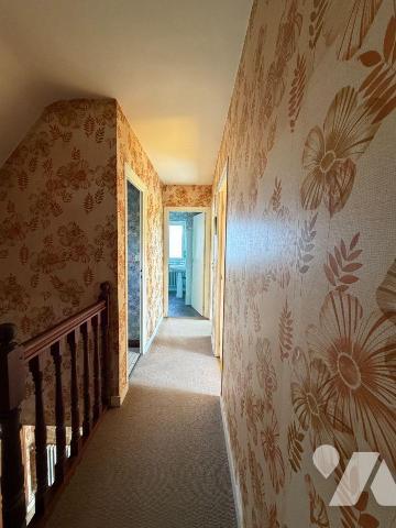 Sur les hauteurs, maison de bonne facture édifiée en 1975, très bien entretenue, offrant un cad...