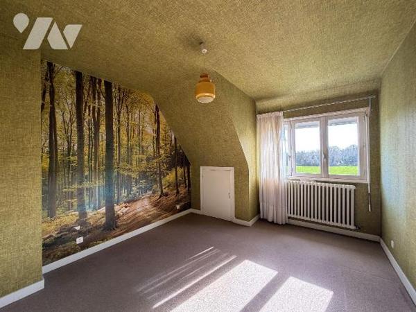 Sur les hauteurs, maison de bonne facture édifiée en 1975, très bien entretenue, offrant un cad...